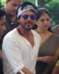 Shah Rukh Khan snapped at airport