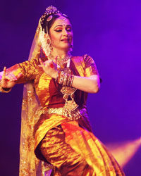 Actor Gracy Singh delivers a stunning dance performance at the Bollywood Festival 2015