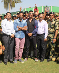 Akshay Kumar along with Singh is Bliing team visits BSF Jawans in Delhi