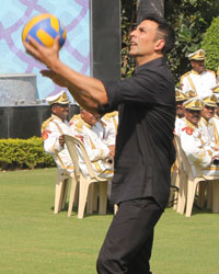 Akshay Kumar along with Singh is Bliing team visits BSF Jawans in Delhi