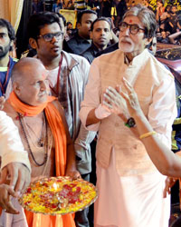 Amitabh Bachchan visits Mankeshwar Mandal's Lord Ganpati Pandal at Byculla