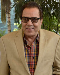 Dharmendra spotted at airport