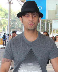 Sonu Nigam at Domestic Airport