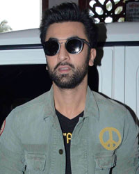 Ranbir Kapoor and Deepika Padukone travel to Delhi by train