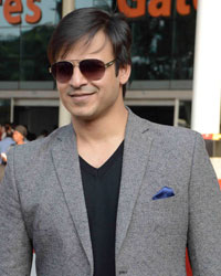 Vivek Oberoi at Airport