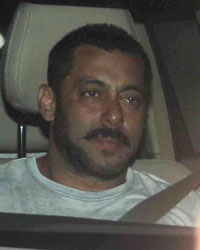 Salman khan snapped at Varun Dhawan's house with Kabir Khan at 4.30 yesterday night