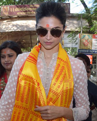 Deepika Padukone visits Siddhivinayak Temple