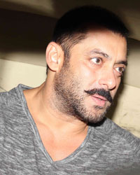 Salman Khan takes an auto rickshaw ride back home