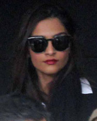 Sonam Kapoor at Mumbai airport, all are coming back from Saifai Mahaotsav