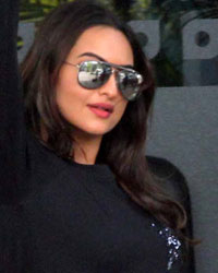 Sonakshi Sinha at Mumbai airport, all are coming back from Saifai Mahaotsav