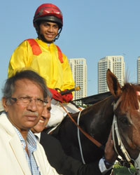 Quasar with trainer Mahesh Narredu at Final Day of The Indian Turf Invitation Cup Weekend 2015