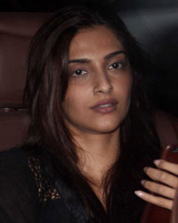 Sonam Kapoor snapped at Arjun Kapoor's house