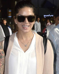 Sunny Leone at Mumbai Airport