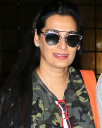 Mana Shetty and Suneil Shetty snapped at airport