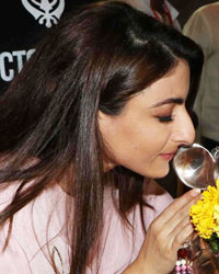 Soha Ali Khan visits Andhericha Raja Ganesh Mandal