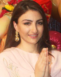 Soha Ali Khan visits Andhericha Raja Ganesh Mandal