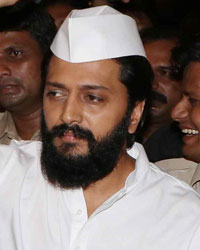 iteish Deshmukh visits Siddhivinayak Temple