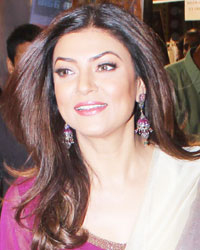 Sushmita Sen visits Sarbojanik Durga Pooja Mandal at Bandra