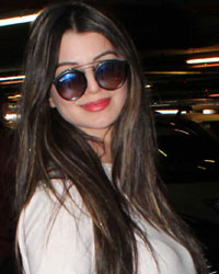 Kainaat Arora snapped at aiport