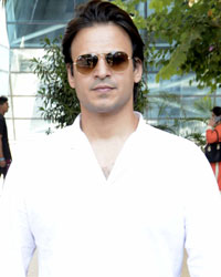 Vivek Oberoi snapped at mumbai airport