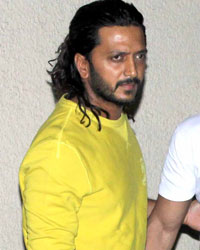 Ritesh Deshmukh, Bunty Walia arrives to meet Sanjay Dutt at his residence