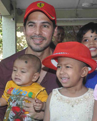 Dino Morea spends time with cancer affected with kids