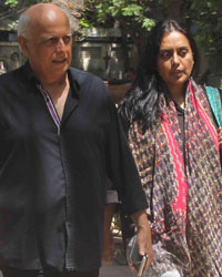 Mahesh Bhatt during the funeral of Maherahh Hashmi, Emraan Hashmi's mother, in Mumbai