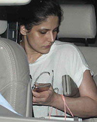 Zarine Khan Snapped at Bandra