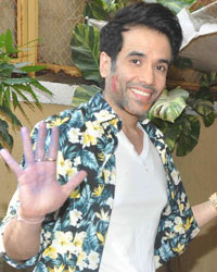 Tusshar Kapoor celebrates Holi at his Juhu residence