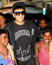 Ranveer Singh spotted with some Young Kids at Bandra