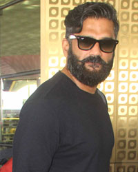 Sunil Shetty leaves for TOIFA to be held in Dubai, in Mumbai