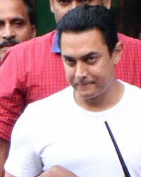 Aamir Khan visits Dili Kumar at Lilavati Hosptal