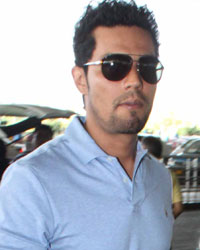 Randeep Hooda arrives at airport travelling to Ahmedabad for the promotion of film Sarbjit