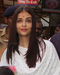 Aishwat=rya Rai Bachchan with her daughter at Siddhivinayak Temple