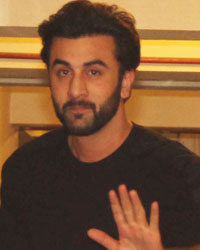 Ranbir Kapoor snapped at Kareena's residence for new year bash