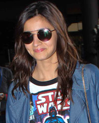 Alia Bhatt snappedat airport