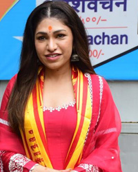 Tulsi Kumar snapped at Siddhivinayak Temple