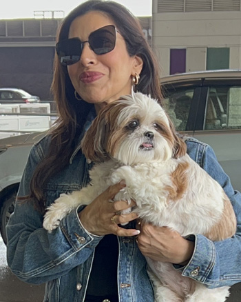 Sophie Choudry at airport