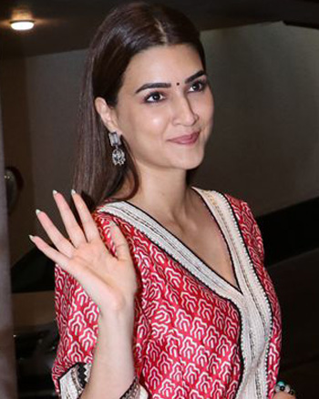 Kriti Sanon visits Manish Malhotra's house for Ganapati darshan