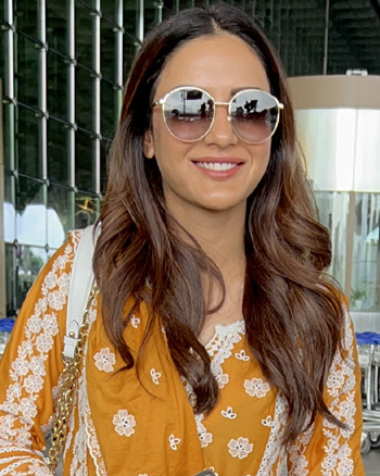 Jasmin Bhasin snapped at the airport