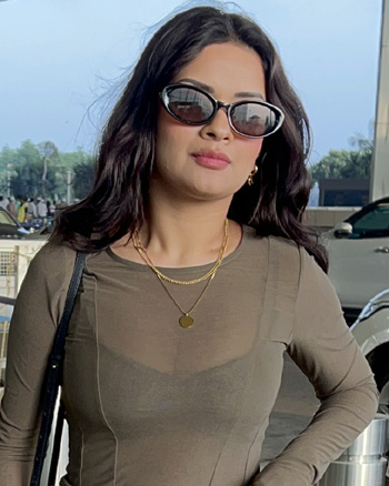 Avneet Kaur at aiport