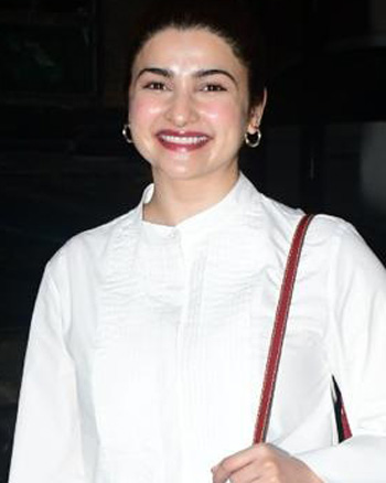 Prachi Desai snapped at Saar Cafe in Bandra