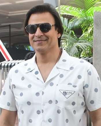 Vivek Oberoi snapped outside a cafe in Bandra