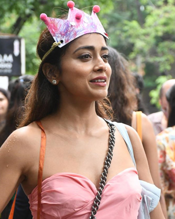 Shriya Saran snapped outside a restaurant in Bandra