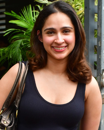 Pashmina Roshan snapped in Juhu