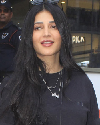 Shruti Haasan snapped in Bandra