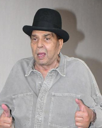 Dharmendra snapped in Bandra