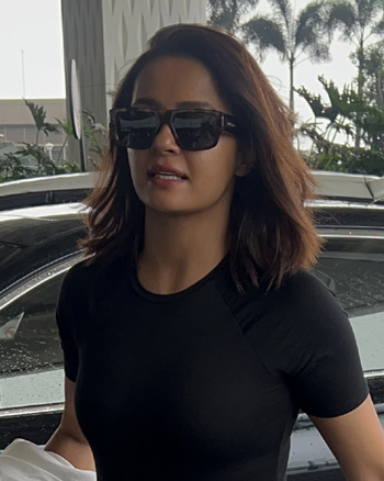 Surveen Chawlas napped at the airport