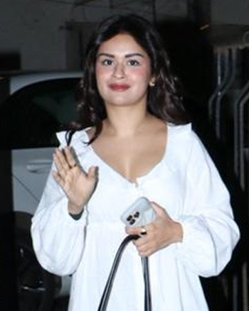 Avneet Kaur snapped at Kromakay salon in Juhu