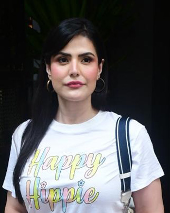 Zareen Khan spotted outside a cafe in Bandra